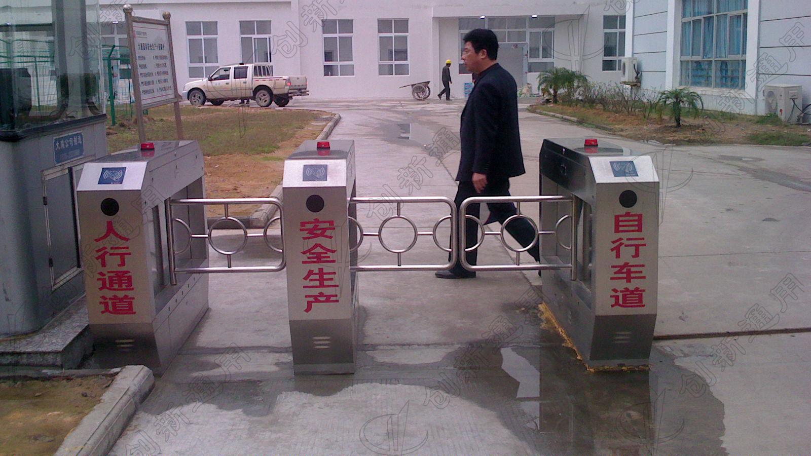 奔腾系列桥式斜角防撞摆闸