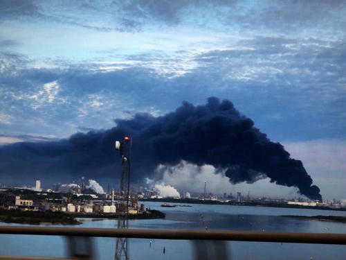美国休斯顿一家化工厂爆炸1.jpg