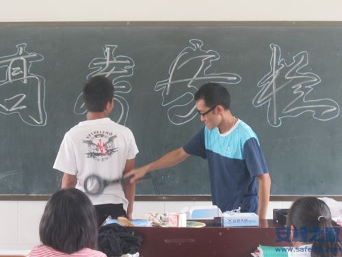 考场<a href=http://www.safechk.com target=_blank class=infotextkey>安检</a>手探05.jpg