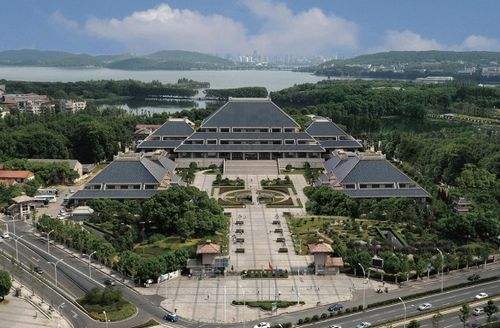 湖北省博物馆.jpg
