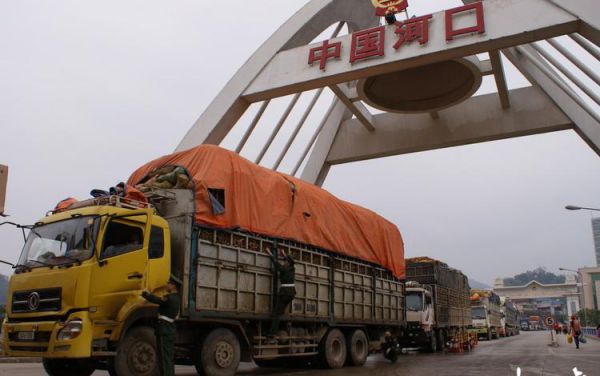 云南河口口岸大型轨道移动式货车集装箱检查系统