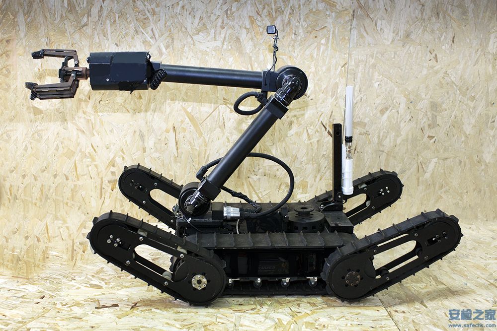 小型智能排爆机器人